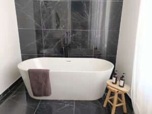 salle de bain avec baignoire à la chambre d'hôtes la Maison de Reina à Troyes