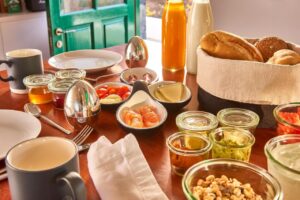 petit-déjeuner servi sous forme de panier repas à déguster dans la suite