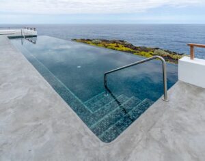 piscine à débordement avec vue panoramique sur l'oéan