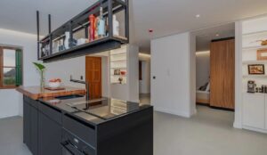 espace cuisine équipée et ouverte sur la suite