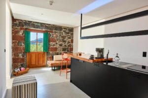 cuisine ouverte sur le séjour et design moderne pour cette magnifique suite
