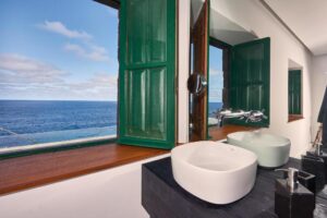 salle de douche avec vue mer dans une des suites