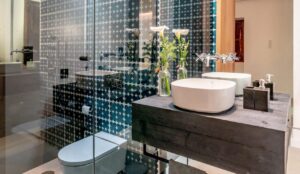 exemple d'une salle de douche dans une des suites