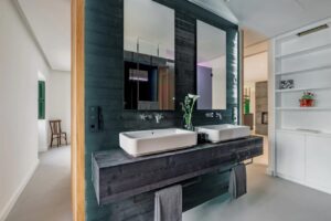 salle de douche avec lavabo à double vasque