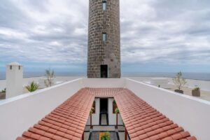 toit terrasse au pied du phare pour un moment romantique et magique à contempler l'océan