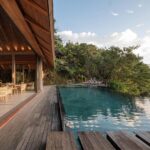 Restaurant donnant sur la piscine extérieure à débordement de l'hôtel Manami Resort à Negros aux Philippines