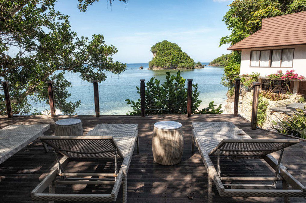 terrasse ombragée avec transats offrant une belle vue mer dans un cadre paisible
