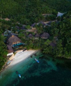 vue aérienne de l'hôtel Manami Resort avec sa plage privée et isolé dans la végétation de l'île de Negros aux Philippines