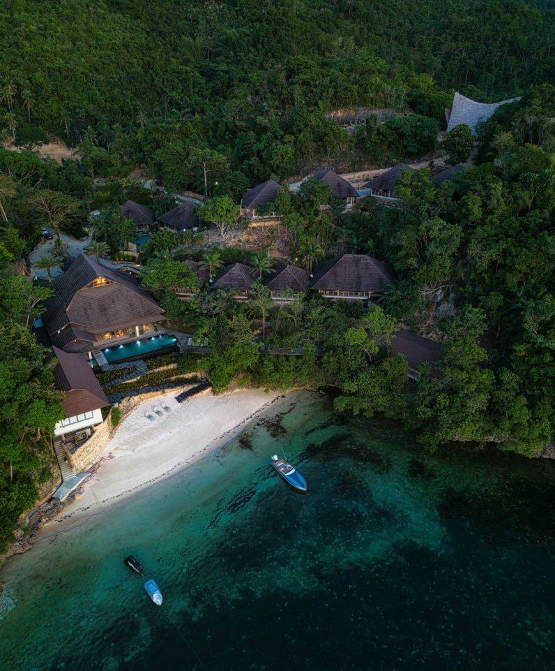 vue aérienne de l'hôtel Manami Resort avec sa plage privée et isolé dans la végétation de l'île de Negros aux Philippines