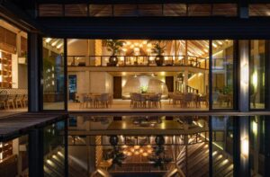 vue nocturne de l'intérieur de l'hôtel avec son restaurant