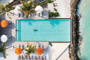 vue aérienne de la piscine à débordement de l'hôtel