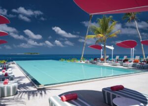 piscine et transats à l'hôtel all inclusive Oblu Select Lobigili aux Maldives