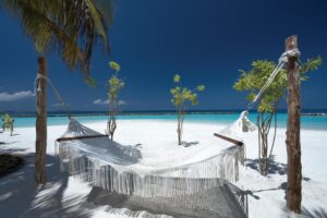 hamac sur une magnifique plage des maldives dans un hôtel resort tout compris