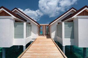 chemin d'accès aux villas sur pilotis de l'hôtel Oblu Select Lobigili à 15 min seulement de l'aéroport de Malé