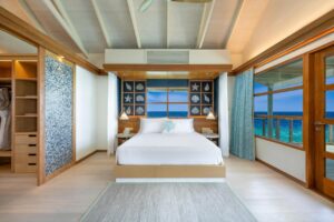 chambre d'une des villas sur pilotis dans les Maldives