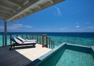 villa sur pilotis avec piscine privée et accès direct au lagon dans un hôtel resort 5* des Maldives