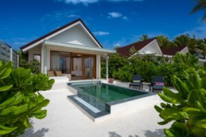 piscine privée les pieds dans le sable avec accès direct à la plage de l'hôtel