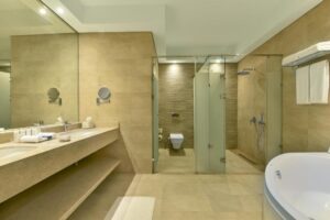 salle de bain spacieuse dans une des chambres de l'hôtel