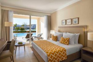 chambre double avec un acccès direct à une piscine de l'hôtel