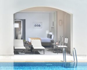 chambre donnant un accès direct à une piscine commune située juste au bout de la terrasse