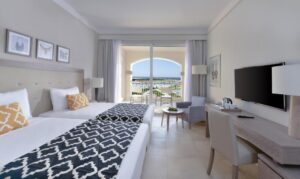 chambre avec lits jumeaux et vue jusqu'à la mer