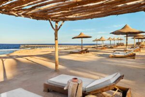 plage privée de l'hôtel Steigenberger Resort Alaia à Marsa Alam, destination prisée pour la plongée et le snorkeling en Égypte