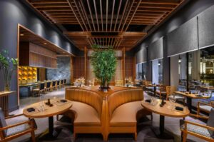salle du restaurant asiatique ouvert en soirée avec une prestation de repas à la carte