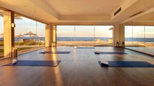 salle de yoga avec une magnifique vue sur la mer