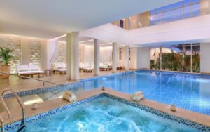 piscine intérieure et jacuzzi à l'hôtel Steigenberger Resort Alaia