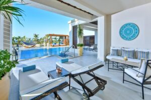 piscine privée avec sa terrasse dans une suite de l'hôtel