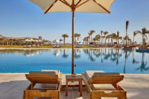 transats au bord de la piscine du complexe hôtelier tout compris Steigenberger Resort Alaia pour des vacances farniente en Égypte