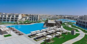 vue aérienne d'une des piscines du grand et spacieux complexe hôtelier 5* Steigenberger Resort Alaia