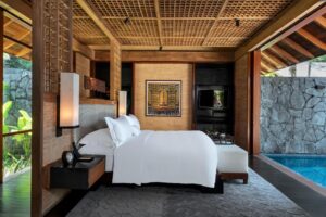 chambre donnant sur la piscine dans une villa de plage