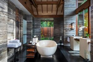 salle de bain de l'une des spacieuses villas de l'hôtel