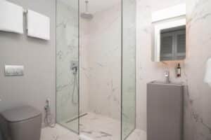 salle de douche moderne dans chaque chambre de l'hôtel