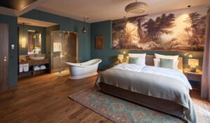 suite chaleureuse et douillette avec salle de bain complètement ouverte sur la chambre