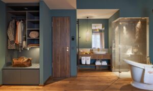 entrée de la suite avec rangement et salle de bain ouverte sur la chambre