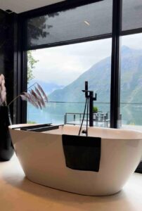 salle de bain avec baignoire et vue panoramique