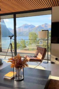 jumelle disponible dans le salon pour observer en détail le panorama incroyable du fjord et des montagnes
