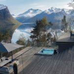 terrasse à la vue panoramique et avec jacuzzi privé dans une maison de vacances, la Villa Kristina Åndalsnes, à louer dans un fjord en Norvège