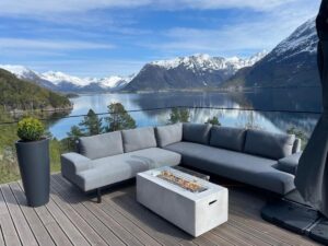 salon de jardin avec vue panoramique sur un fjord de Norvège dans le comté de More og Romsdal