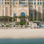 façade de l'hôtel Four Seasons Resort and Residences at The Pearl - Qatar donnant directement sur une plage privée