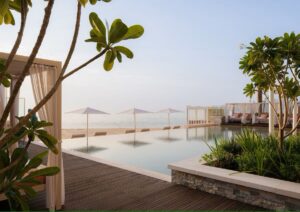 piscine extérieure avec vue sur la plage et la mer