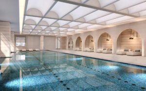 piscine intérieure dans le spa de l'hôtel