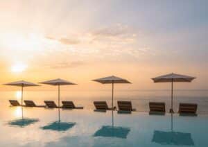 piscine de l'hôtel surplombant la plage privée