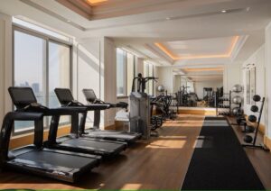 salle de fitness avec vue sur la mer