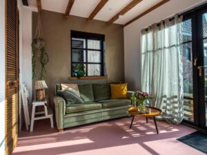 espace salon dans le séjour de la jolie petite maison pouvant accueillir 2 adultes