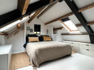 grande chambre double située à l'étage de la maison à louer