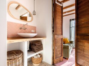 salle de douche donnant sur le séjour