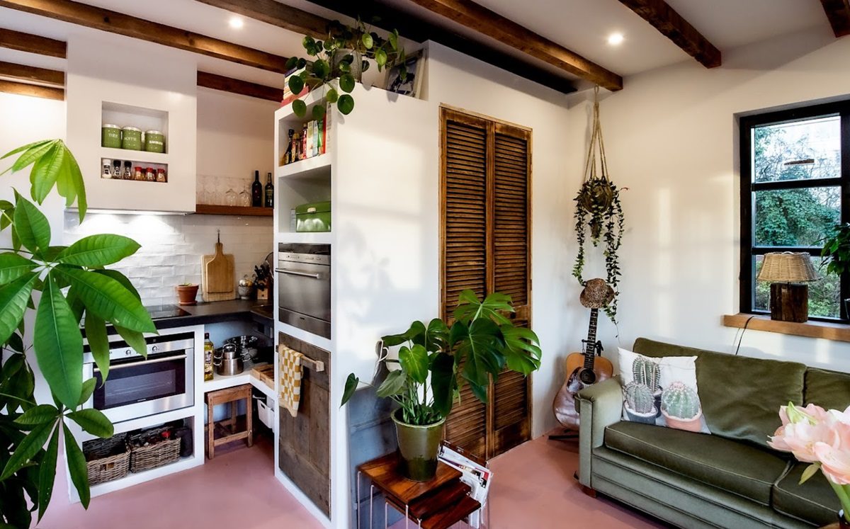 séjour de la maison à louer Guesthouse Rotterdam avec espace salon et kitchenette